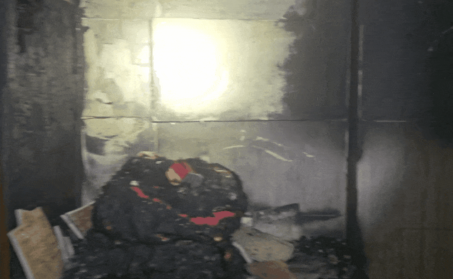 消防员对现场进行仔细检查。图源：泰州消防