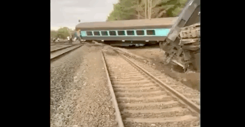 突发 2司机当场死亡 悉尼始发160人火车脱轨 有人血流不止 当场甩飞 目击者 尖叫此起彼伏 快找隔壁 基建狂魔 自媒体 新西兰中文先驱网