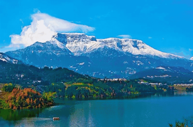 茫茫白雪掩映着林中小屋如同水晶球里的世界童话故事中的