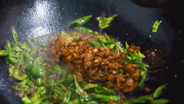 难怪饭店的辣椒炒肉那么好吃，原来厨师都这样炒，让你