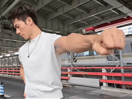 图片[8]-撞脸许光汉的帅哥视频流出，网友：GV电车系列？……-小蓝短视频