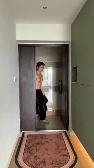 图片[6]-撞脸许光汉的帅哥视频流出，网友：GV电车系列？……-小蓝短视频