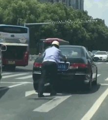 被路过的网友拍下的他“火”了 大家纷纷为小哥点赞