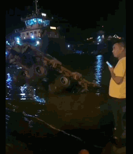 凌晨突发江阴汽渡卡车坠江 目击者称“太诡异”