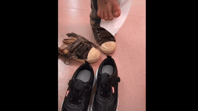 贫困小学生鞋子穿烂乡村教师立马给他买了双新的心酸又暖心