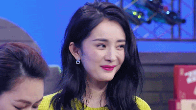 当lady还沉浸在杨幂满屏美腿的 出场中无法自拔 镜头一转,画风突变