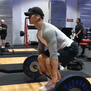 贵州某大学肌肉老师走红，硬朗的长相和魁梧的身材，简直是行走的衣架子