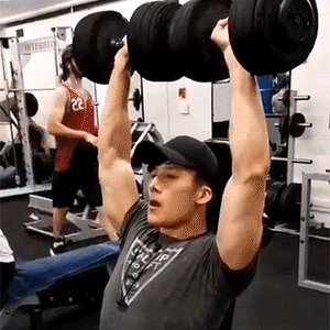 贵州某大学肌肉老师走红，硬朗的长相和魁梧的身材，简直是行走的衣架子