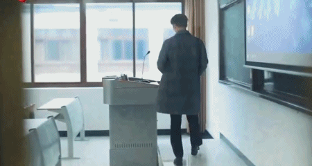 贵州某大学肌肉老师走红，硬朗的长相和魁梧的身材，简直是行走的衣架子