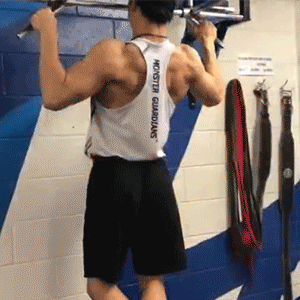 贵州某大学肌肉老师走红，硬朗的长相和魁梧的身材，简直是行走的衣架子