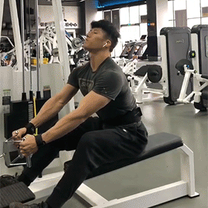 贵州某大学肌肉老师走红，硬朗的长相和魁梧的身材，简直是行走的衣架子