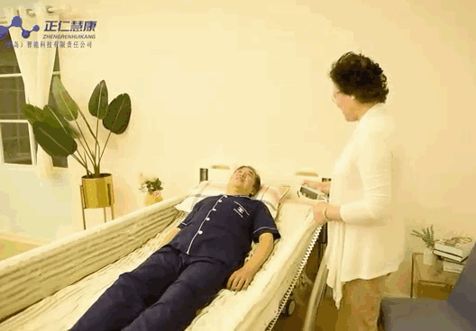 护理床手柄怎么收这张智能护理床真神奇！解决卧床老人洗澡、翻身、起背抬腿等问题_https://www.jmylbn.com_新闻资讯_第18张