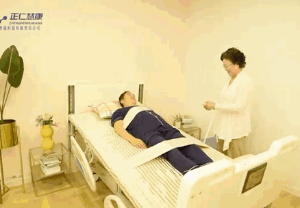 护理床手柄怎么收这张智能护理床真神奇！解决卧床老人洗澡、翻身、起背抬腿等问题_https://www.jmylbn.com_新闻资讯_第21张