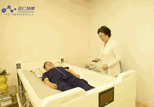 护理床手柄怎么收这张智能护理床真神奇！解决卧床老人洗澡、翻身、起背抬腿等问题_https://www.jmylbn.com_新闻资讯_第9张