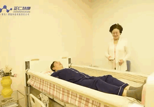 护理床手柄怎么收这张智能护理床真神奇！解决卧床老人洗澡、翻身、起背抬腿等问题_https://www.jmylbn.com_新闻资讯_第19张
