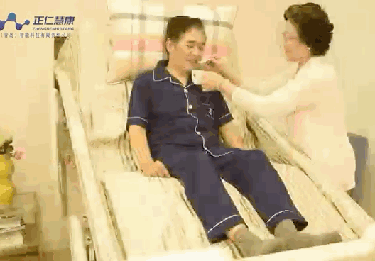 护理床手柄怎么收这张智能护理床真神奇！解决卧床老人洗澡、翻身、起背抬腿等问题_https://www.jmylbn.com_新闻资讯_第20张