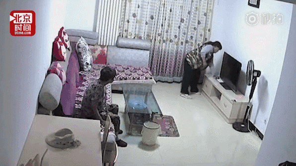 怎么看护瘫痪老人北京瘫痪老人遭保姆虐待：捆手封嘴胳膊掰骨折！还有位老人更惨…_https://www.jmylbn.com_新闻资讯_第4张