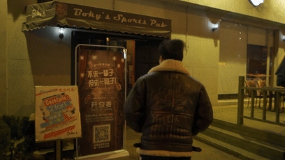 青岛小哥免费演出脱口秀 只为把“吐槽大会”开在青岛