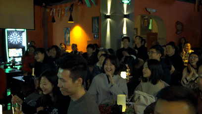 青岛小哥免费演出脱口秀 只为把“吐槽大会”开在青岛