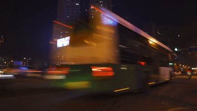 青岛小哥免费演出脱口秀 只为把“吐槽大会”开在青岛