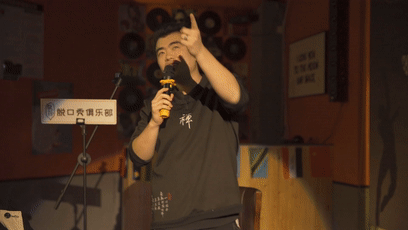 青岛小哥免费演出脱口秀 只为把“吐槽大会”开在青岛