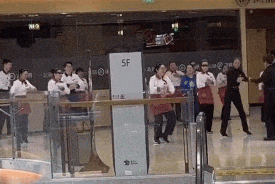 擦边低俗？职场霸凌？海底捞又一“变态”服务，令顾客嫌弃“太恶心”