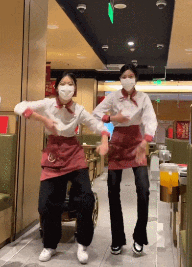 擦边低俗？职场霸凌？海底捞又一“变态”服务，令顾客嫌弃“太恶心”