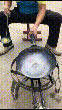 搞笑GIF:大哥,你这许了什么愿啊,需要上这么粗的香火-微信头条网 搞笑GIF:大哥,你这许了什么愿啊,需要上这么粗的香火