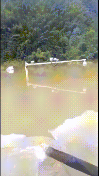 搞笑gif:狗子:主人让我给他看车,可是我太困了-微信头条网 搞笑gif:狗子:主人让我给他看车,可是我太困了