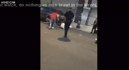 拳打脚踢！扇耳光!纽约街头多人血斗，NYPD却‘冷眼旁观’网友一片骂战（组图） - 5