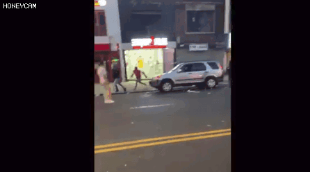 拳打脚踢！扇耳光!纽约街头多人血斗，NYPD却‘冷眼旁观’网友一片骂战（组图） - 3