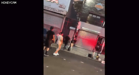 拳打脚踢！扇耳光!纽约街头多人血斗，NYPD却‘冷眼旁观’网友一片骂战（组图） - 6