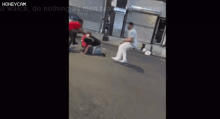 拳打脚踢！扇耳光!纽约街头多人血斗，NYPD却‘冷眼旁观’网友一片骂战（组图） - 4