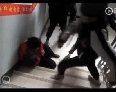 视频曝光!8大道街头数十名华裔学生霸凌!拳打脚踢 手持铁棍 高喊“别把人踩死了!”