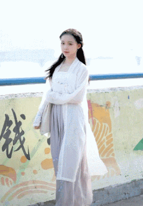 有点内涵的美女gif动图：现在知道文胸的作用了吧