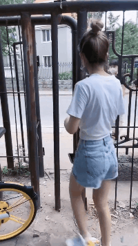 搞笑GIF:妹子,你睡觉不分反正面吧?-微信头条网 搞笑GIF:妹子,你睡觉不分反正面吧?