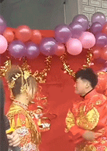 搞笑GIF:新娘真的很强势,小伙以后日子不好过了-微信头条网 搞笑GIF:新娘真的很强势,小伙以后日子不好过了