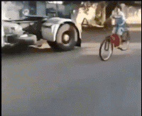 搞笑GIF:狗子:老实点,别想超车!-微信头条网 搞笑GIF:狗子:老实点,别想超车!