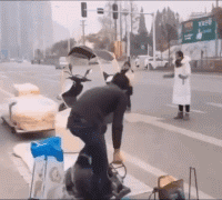 搞笑GIF:狗子:老实点,别想超车!-微信头条网 搞笑GIF:狗子:老实点,别想超车!