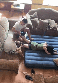 搞笑GIF:这个黄小鸭有点过分了,就差你了!-微信头条网 搞笑GIF:这个黄小鸭有点过分了,就差你了!