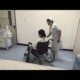 手动轮椅怎么打开轮椅使用技术系列指导之---截瘫篇_https://www.jmylbn.com_新闻资讯_第20张