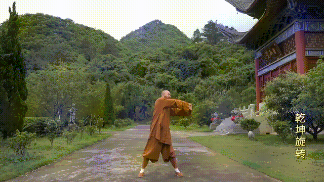 动作:双手五指交叉,两臂伸直,从左侧举起,同时吸气,绕过头顶,然后转腰