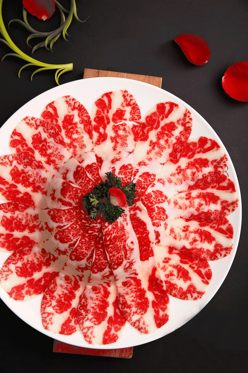 金巧巧将自己火锅店的主打定为海鲜和牛肉.