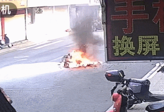 电动轮椅怎么充电警示曝光丨电动轮椅充电突发险情！背后的安全隐患不容忽视_https://www.jmylbn.com_新闻资讯_第11张