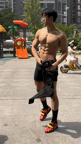 188cm成都健身男模，硬核腱子肉完美诠释的肌肉小狼狗
