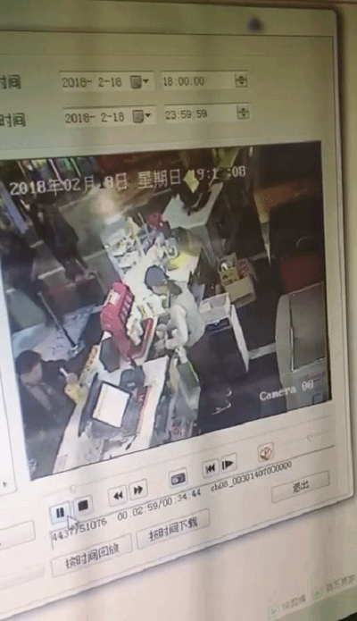 男子携妻带子捡走手机不归还 失主发短信这样苦劝