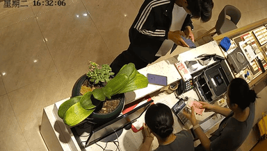 男子在理发店坐下时被硌了一下，发现竟是一只37.72克的金手镯，偷偷转卖得31872元，以为无人发觉，不料店内监控拍下全过程；警方：已刑拘