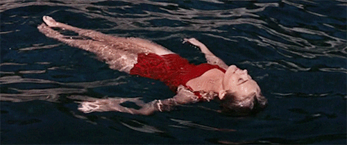 风吹动树叶划过的光