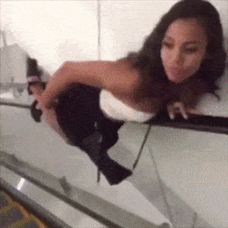 邪恶美女gif动图：负重太大，让我缓缓