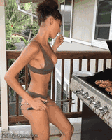 邪恶美女gif动图：负重太大，让我缓缓